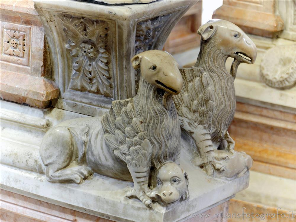 Milano - Due grifoni alla base del'Arca di San Pietro Martire nalla Cappella Portinari